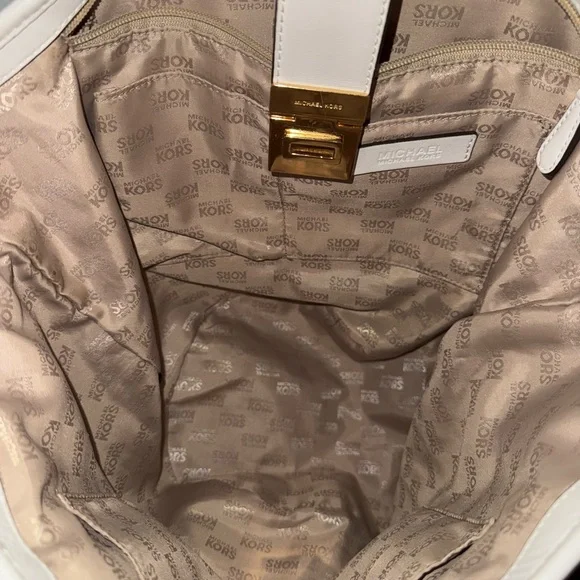 Stylish Tan and White Women's Tote Bag with Gold Clasp - Picture 5 of 7